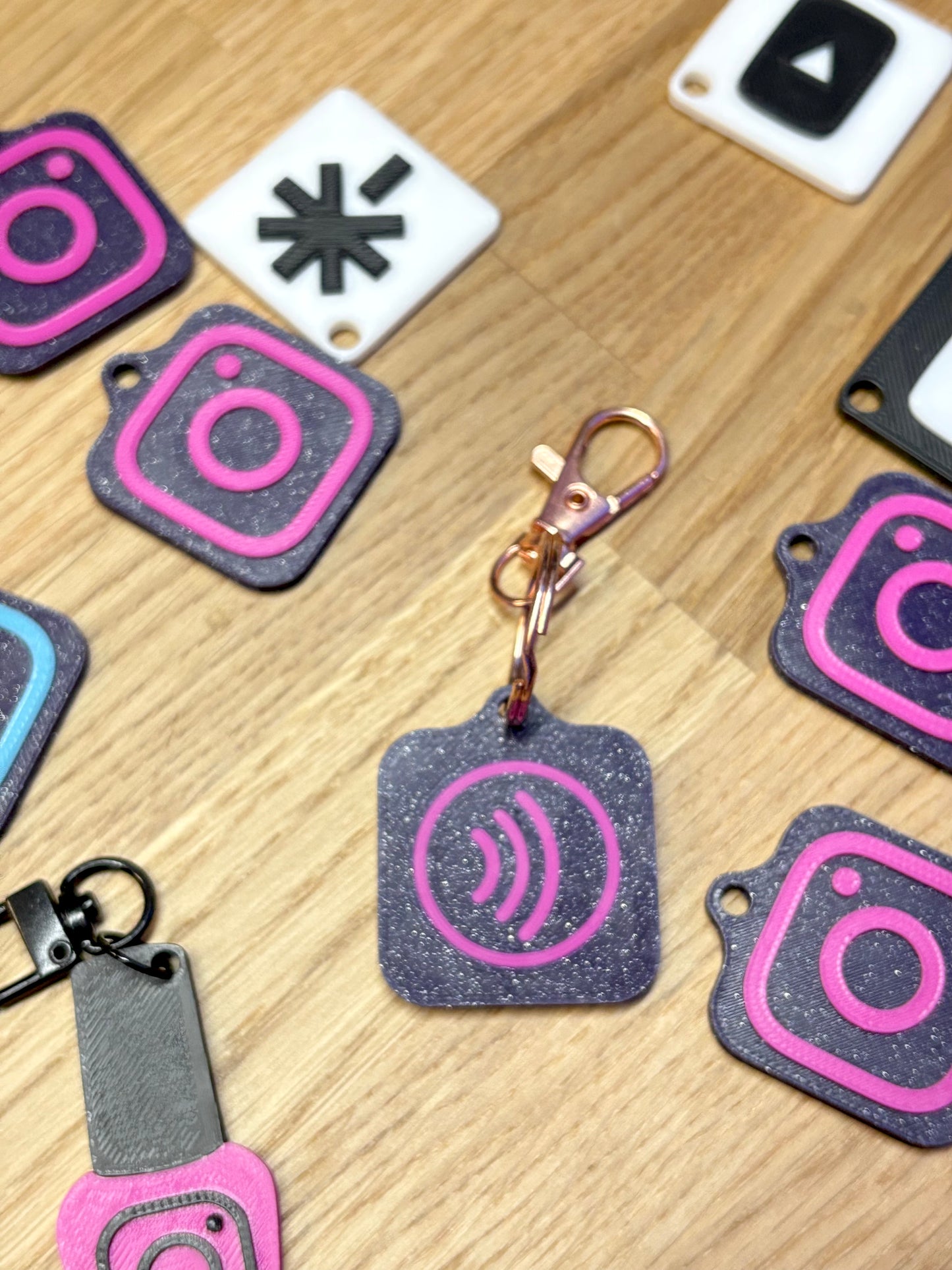 NFC Social Tag – The Smart Keychain for Business & Social Media!